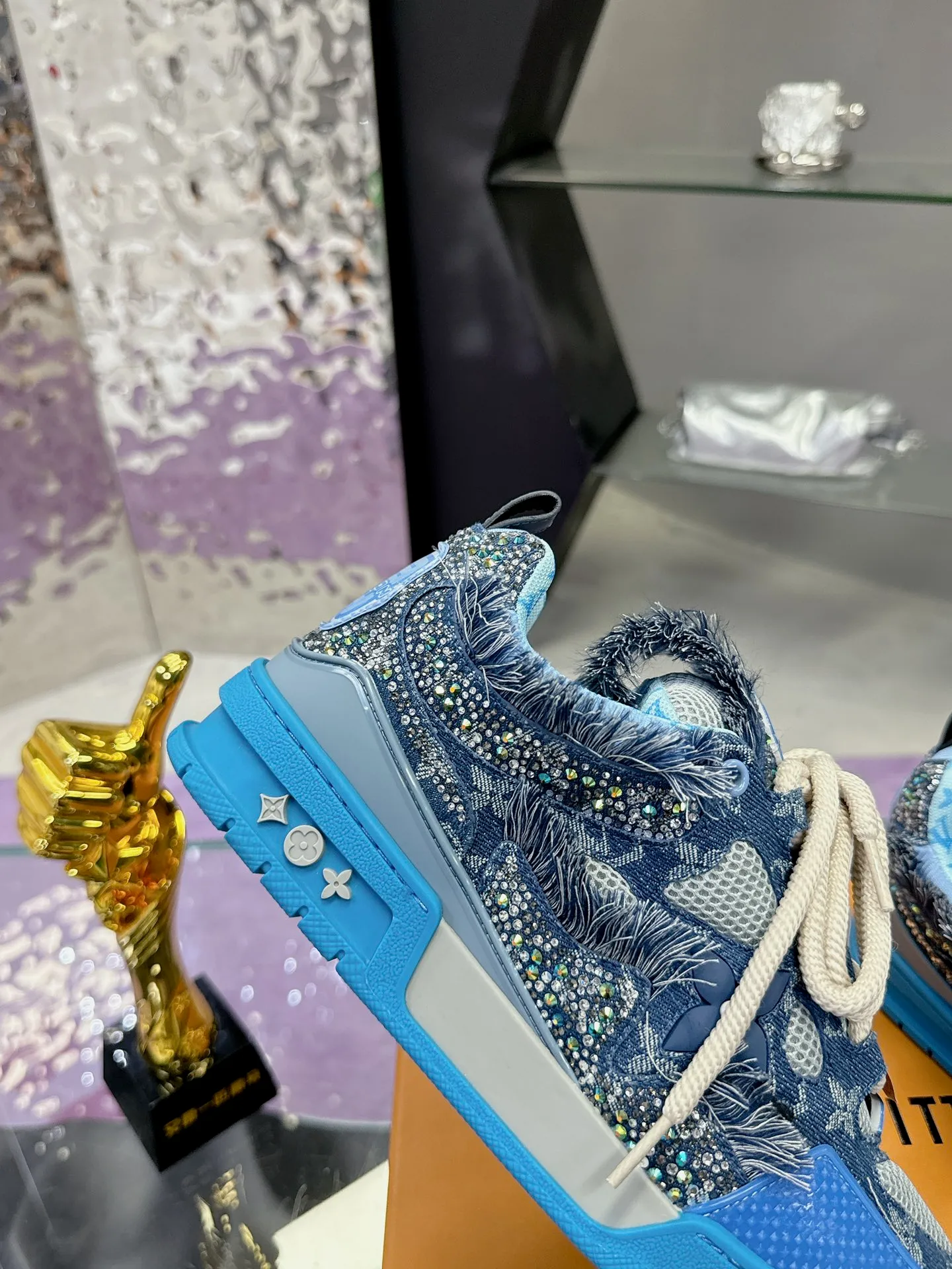 Men's shoes 💰900❤️❤️❤️ 𝙇𝙑 Bread shoes have added new colors 💓 Craftsmanship series 𝟐𝟎𝟐5/𝐒𝐒 𝐧𝐞𝐰 Louis Vuitton catwalk skate shoes are popular, LOUIS VUITTON Trainer is undoubtedly one of the most successful Sneakers launched by luxury brands, but the pace of exploration will not stop. LOUISVUITTON will also bring a new series of skateboard shoes in the spring of 2025. The new series in the picture returns to the 90s Chunky Skate Shoes look and feel. The uppers are made of leather and mesh. The fat silhouette and thick shoelaces are very eye-catching. It is expected to have quite a few colors like the Trainer. Judging from the previous DIOR show skate shoes, this chunky style may be even stronger next year. 💎 Size: Female 35-40 Male 39-46